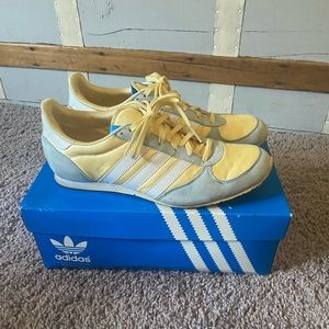 Vintage Adidas women’s sneakers size 9